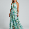 Portia | Vestido midi con cuello halter plisado y estampado floral