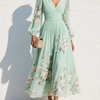 Vestido midi verde claro con escote en V plisado de gasa